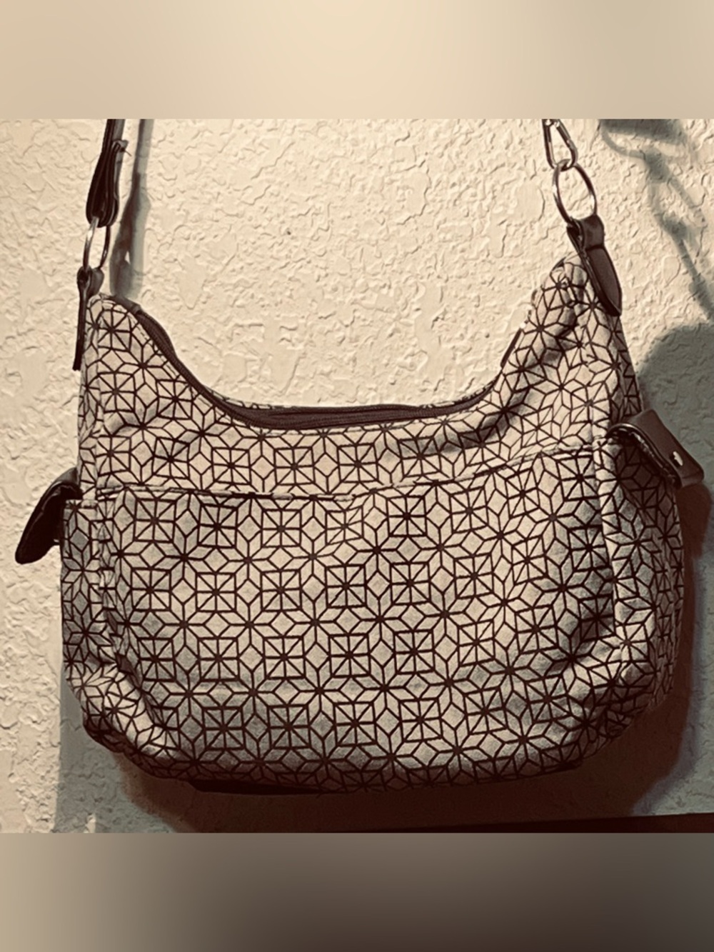 Geometric Pattern Shoulder Bag in Light Gray And Black - Picture 2 of 10